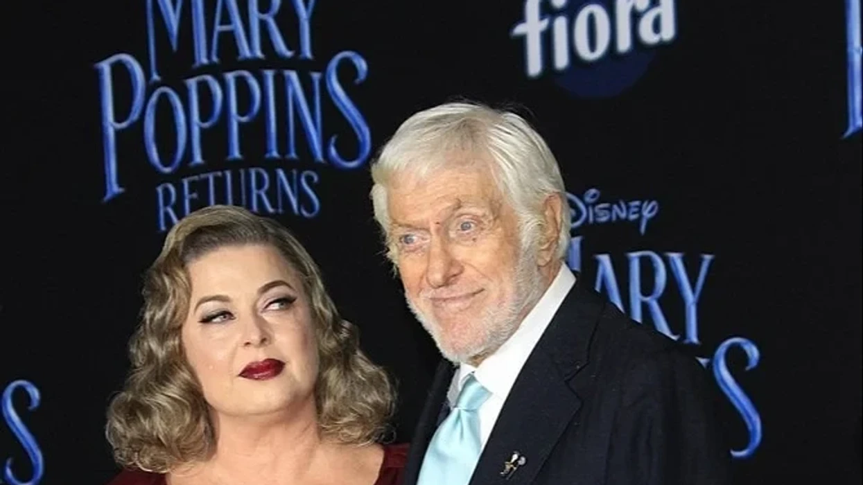 Pamje shqetësuese e Dick Van Dyke: Aktori legjendar fotografohet duke ecur me asistencë gjatë një daljeje të rrallë me bashkëshorten 46 vite më të re