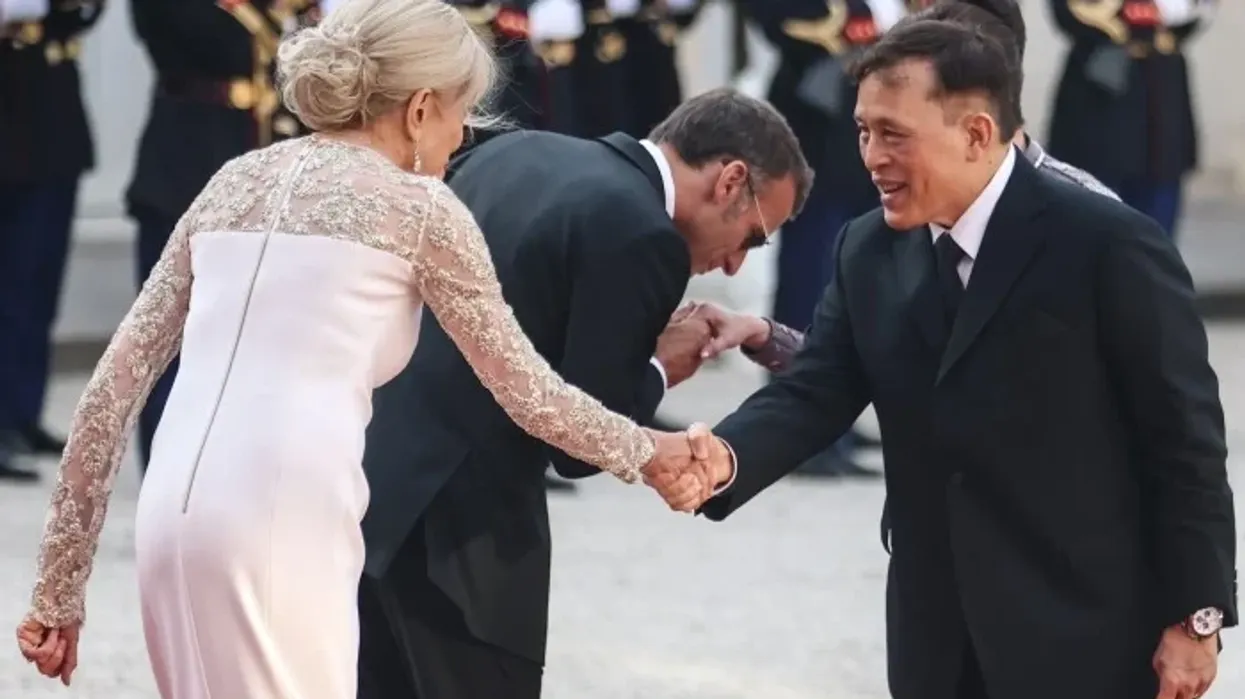 Macron nuk u gjunjëzua para Mbretit të Tajlandës, imazhi del të jetë me Al Macron nuk u gjunjëzua para Mbretit të Tajlandës, imazhi del të jetë me Al