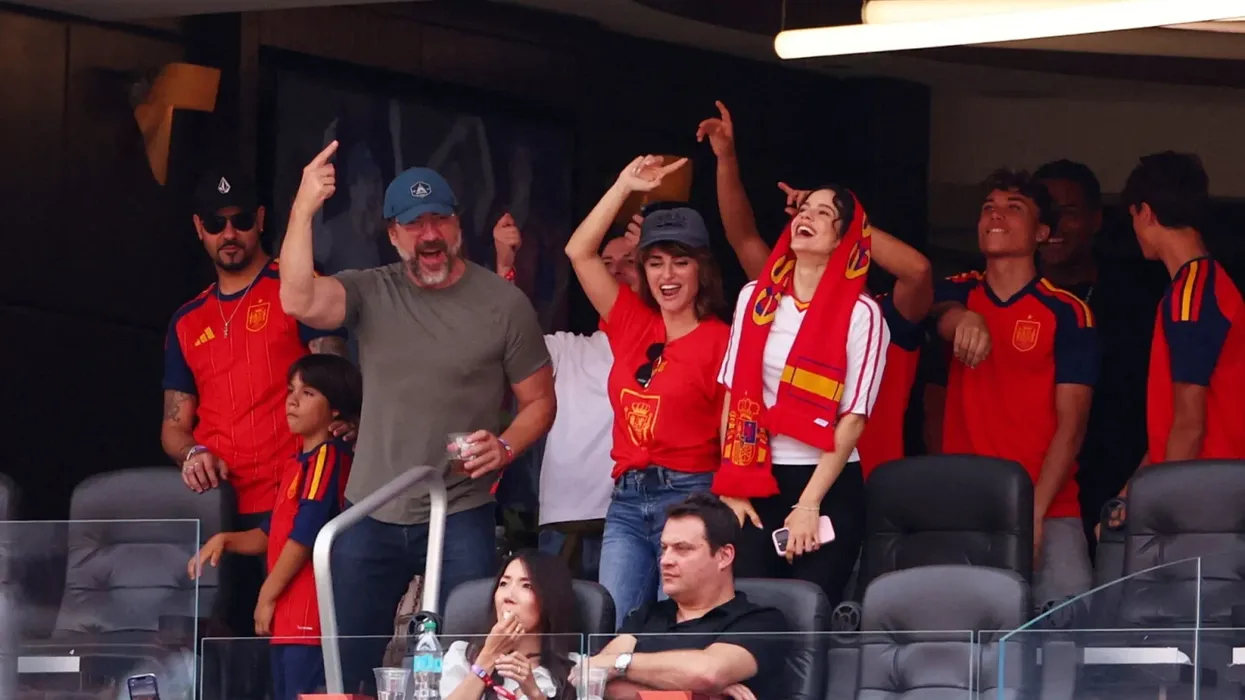 Penelope Cruz dhe Javier Bardem ndoqën nga afër ndeshjen e Spanjës, u argëtuan çmendurisht me Rosalian në tribuna Penelope Cruz dhe Javier Bardem ndoqën nga afër ndeshjen e Spanjës, u argëtuan çmendurisht me Rosalian në tribuna