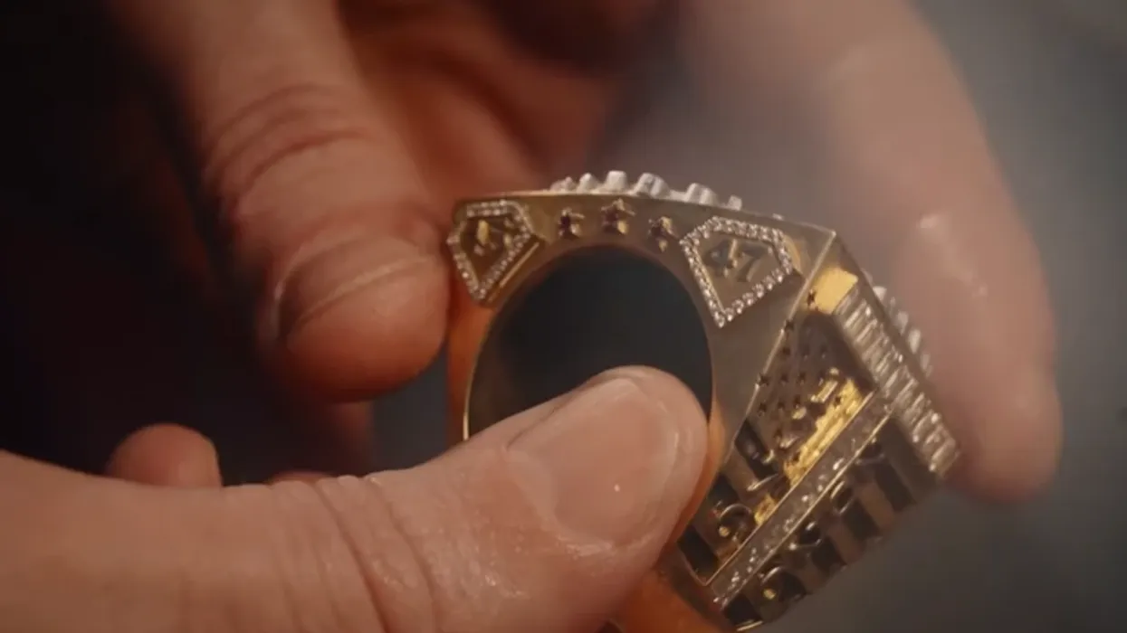 Trumpit i dhurohet një unazë luksoze me 321 diamante Trumpit i dhurohet një unazë luksoze me 321 diamante