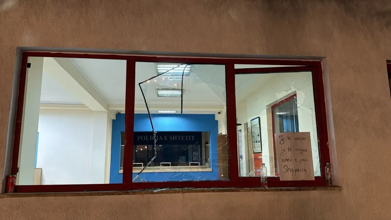 Incidente në mesnatë gjatë tubimit, protestuesit thyejnë xhamat e komisariatit Incidente në mesnatë gjatë tubimit, protestuesit thyejnë xhamat e komisariatit
