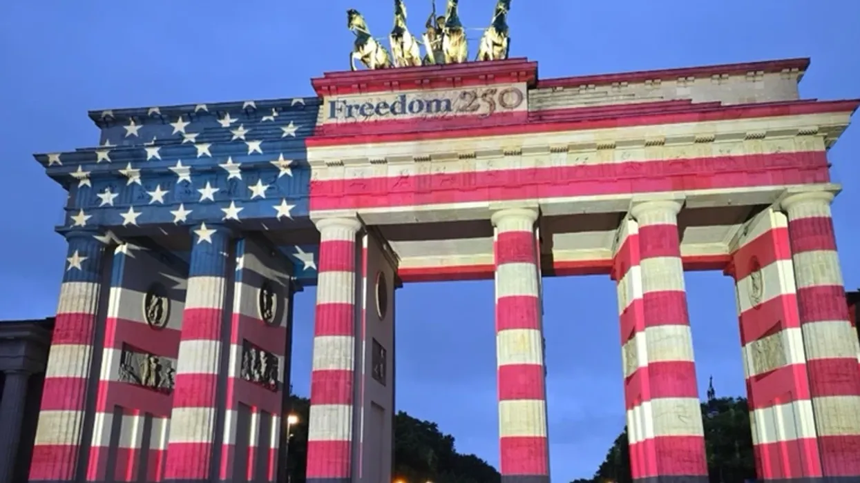 Berlini "vishet" me ngjyrat e flamurit amerikan për Ditën e Pavarësisë Berlini