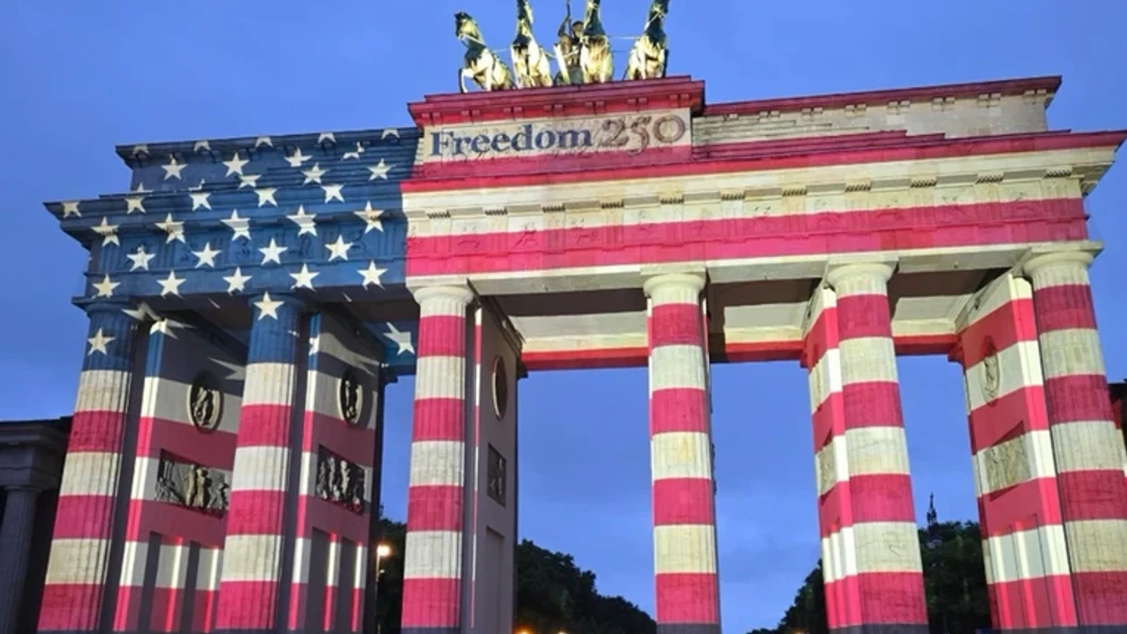 Berlini "vishet" me ngjyrat e flamurit amerikan për Ditën e Pavarësisë