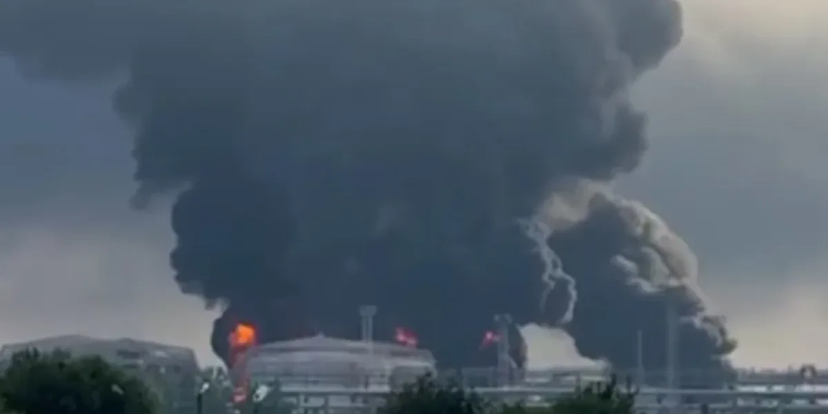 Ukraina sulmon terminalin e madh të naftës në Shën Petersburg të Rusisë Ukraina sulmon terminalin e madh të naftës në Shën Petersburg të Rusisë
