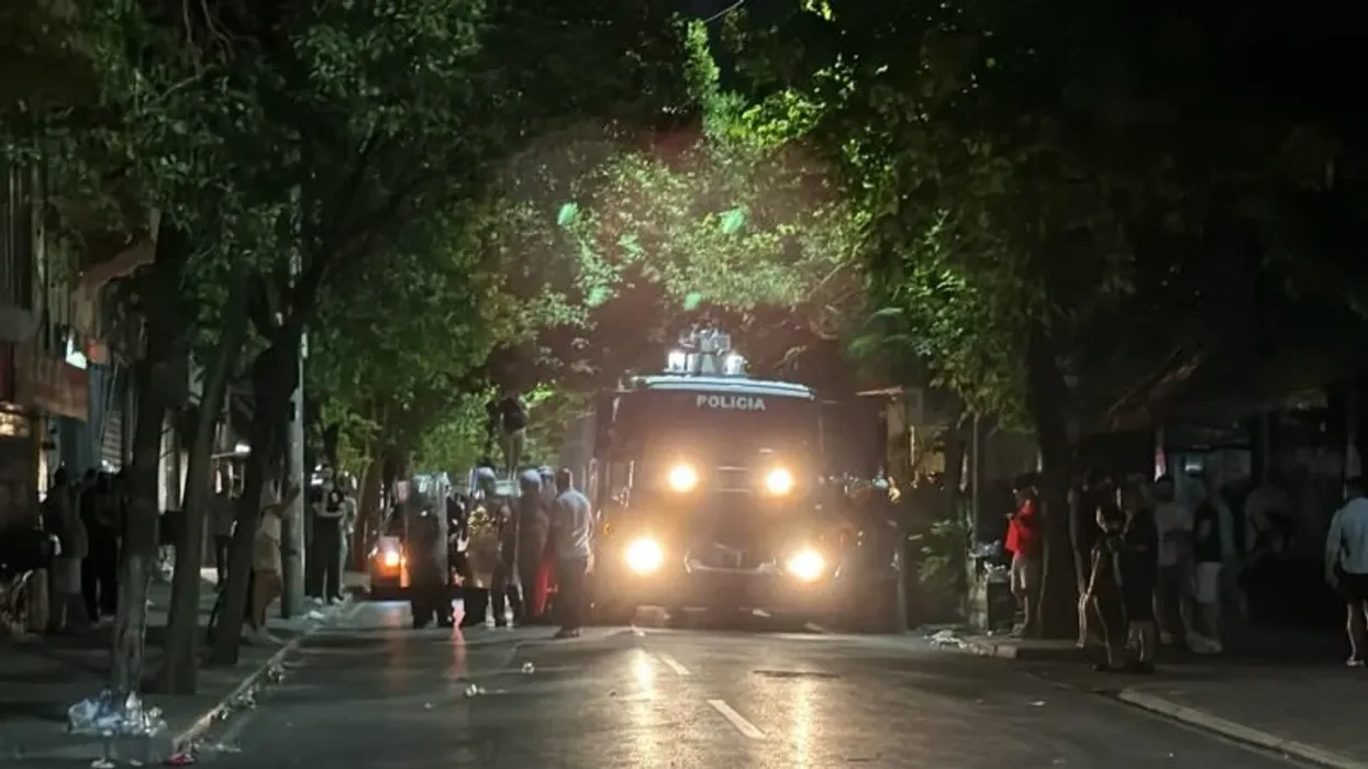 Protestues të maskuar shkatërruan çfarë gjetën para, një police mbeti e lënduar - çfarë ndodhi gjatë mesnatës në komisariatin numër 3 Protestues të maskuar shkatërruan çfarë gjetën para, një police mbeti e lënduar - çfarë ndodhi gjatë mesnatës në komisariatin numër 3