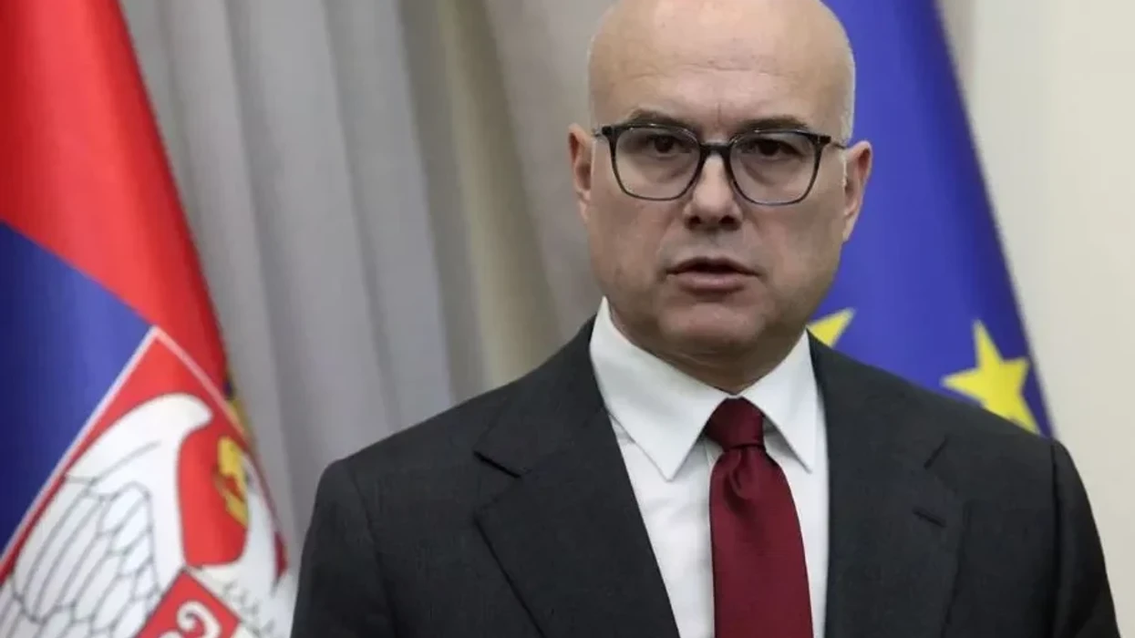 Aktivistët e Vuçiqit i thyen nofullën studentes protestuese me shkop bejzbolli, Vuçeviq “u rrëzua”