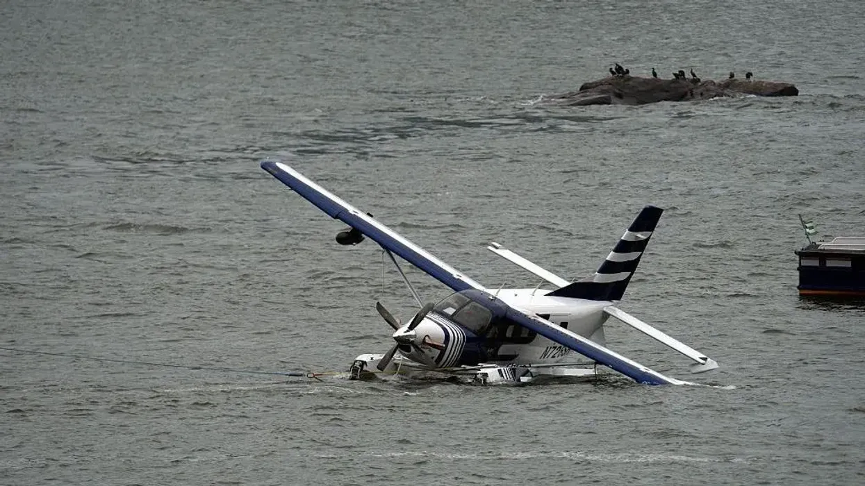 Autoritetet thonë se të paktën tetë persona janë shpëtuar nga një aeroplan që u ul në lumin East të Nju Jorkut Autoritetet thonë se të paktën tetë persona janë shpëtuar nga një aeroplan që u ul në lumin East të Nju Jorkut