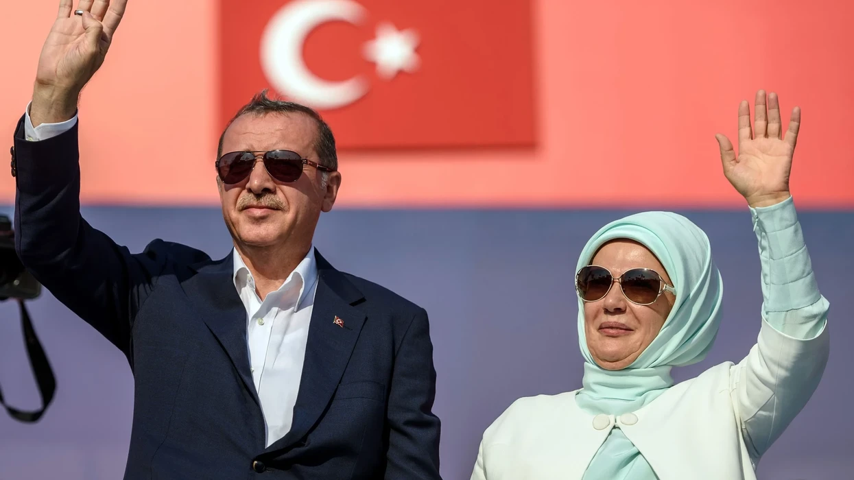 Gruaja e Erdoganit pret bashkëshortet e liderëve në Samitin e NATO-s - organizon një drekë të veçantë