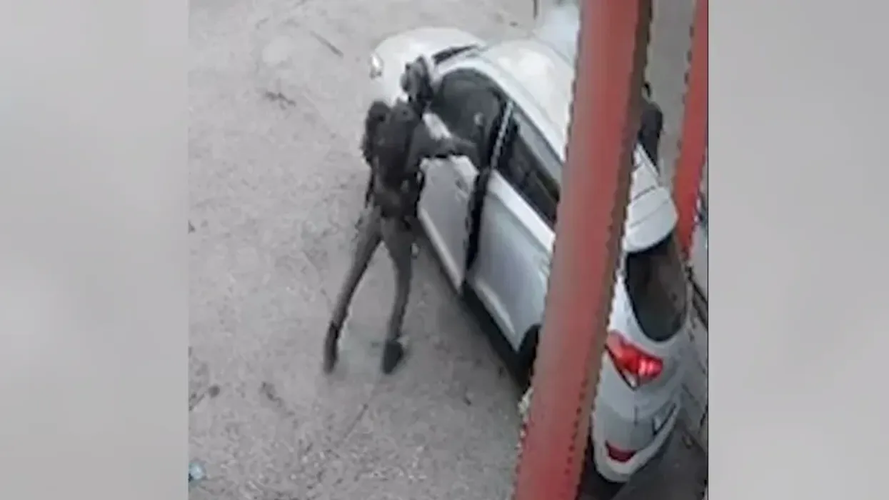 Polici izraelit filmohet duke hedhur një granatë tymi në një makinë në Bregun Perëndimor Polici izraelit filmohet duke hedhur një granatë tymi në një makinë në Bregun Perëndimor