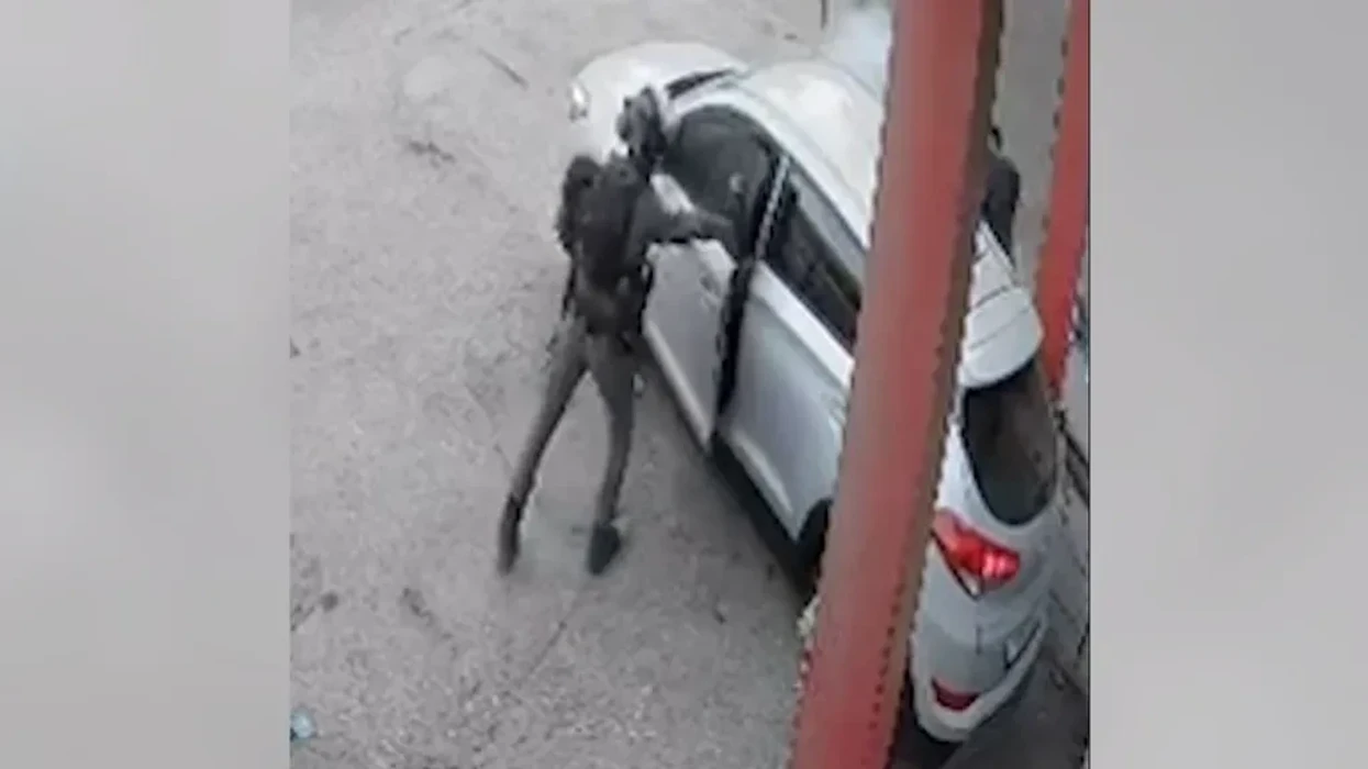 Polici izraelit filmohet duke hedhur një granatë tymi në një makinë në Bregun Perëndimor