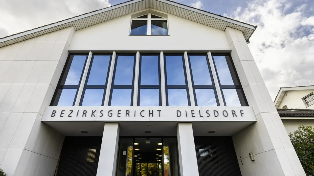 Dënohet me një vit burg 16-vjeçari që sulmoi me thikë një hebre në Zürich
