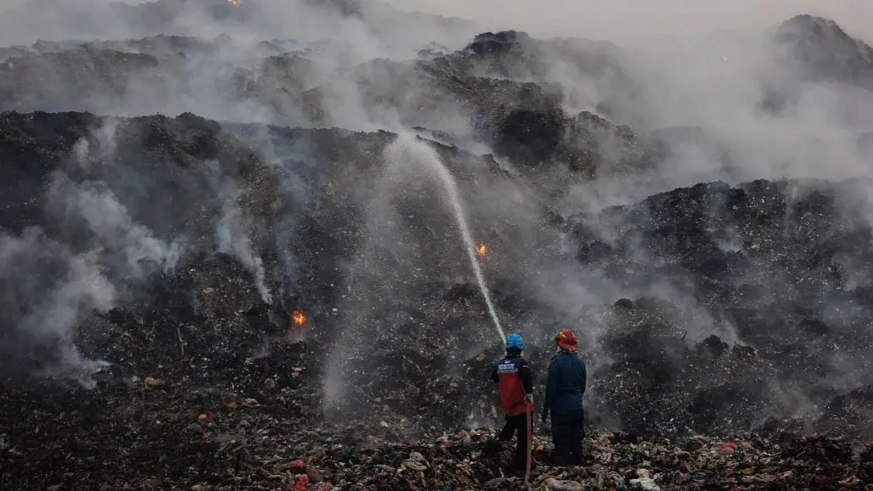 Një mal me mbeturina në Indonezi është përfshirë nga flakët për më shumë se një javë Një mal me mbeturina në Indonezi është përfshirë nga flakët për më shumë se një javë