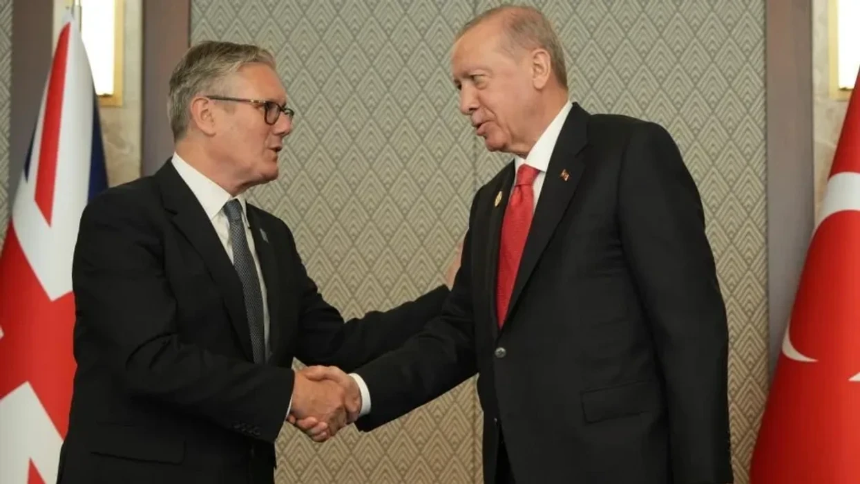 Kryeministri britanik thotë se Erdogan i dhuroi revole të personalizuar secilit lider të vendit anëtar të NATO-s që mori pjesë në samit