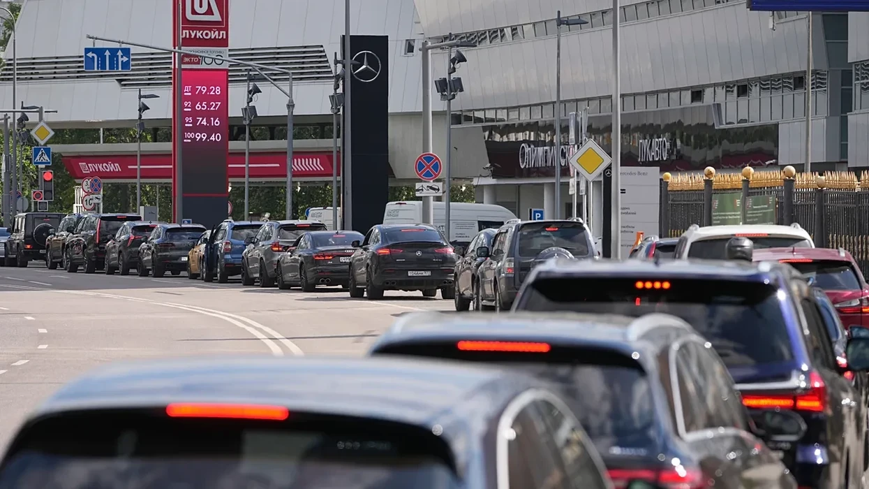 Rusia ndalon eksportet e naftës mes thellimit të krizës së karburantit