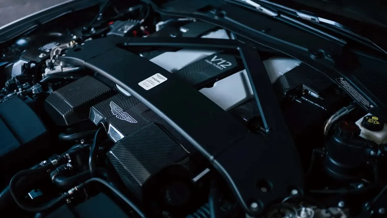 Aston Martin shtyn planet për automjetet elektrike për të mbajtur gjallë motorin V12 Aston Martin shtyn planet për automjetet elektrike për të mbajtur gjallë motorin V12