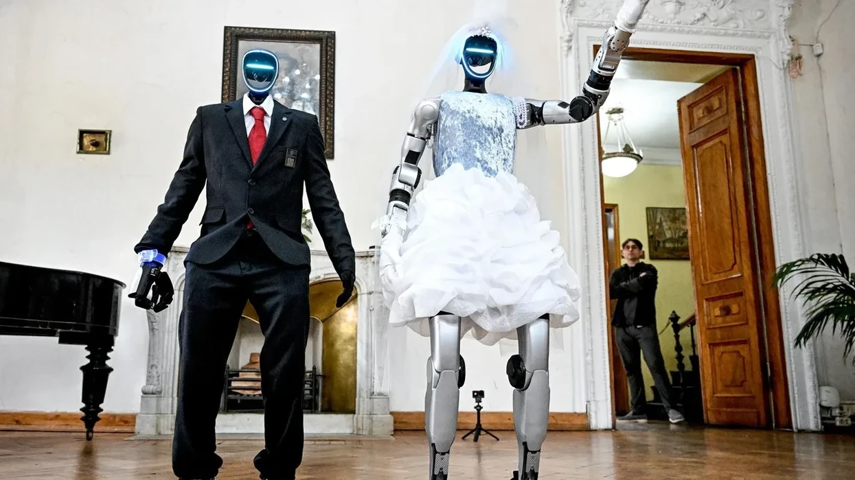 Dy robotë kurorëzojnë "dashurinë" - ceremonia merr vëmendje të madhe
