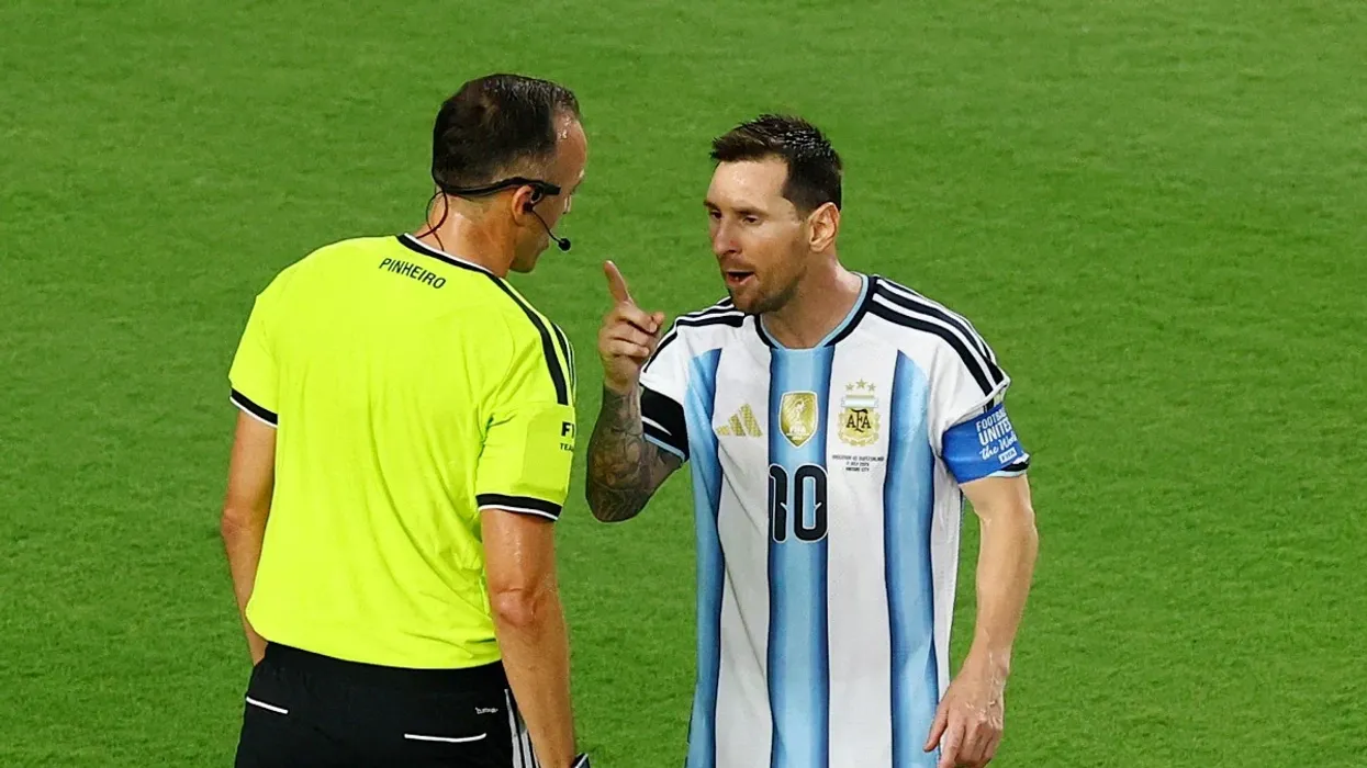 Skena që bëri bujë në ndeshjen Argjentinë - Zvicër, Messi u përplas me gjyqtarin pas vendimit ndaj Embolos Skena që bëri bujë në ndeshjen Argjentinë - Zvicër, Messi u përplas me gjyqtarin pas vendimit ndaj Embolos