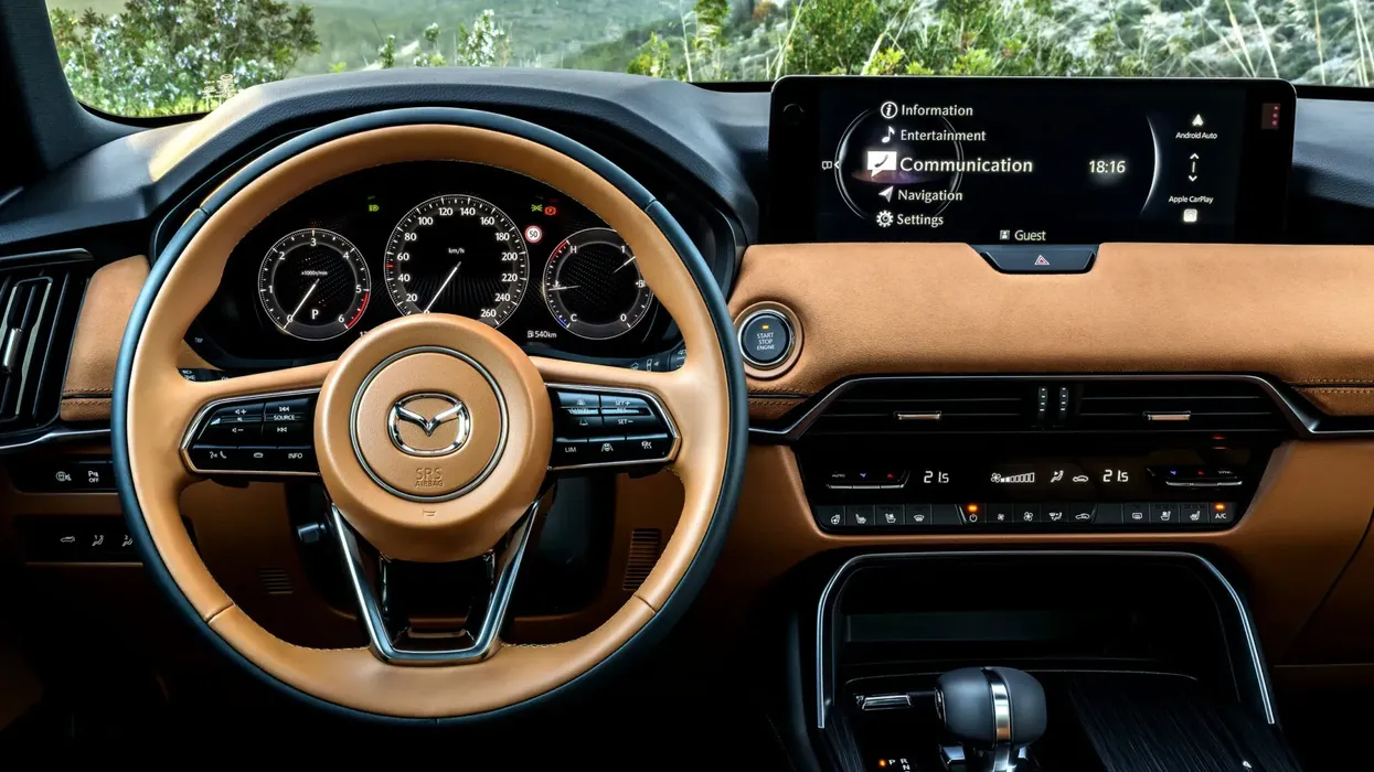 Një Mazda me 50 butona humbi një test shpërqendrimi të ekranit ndaj një Tesla me katër butona Një Mazda me 50 butona humbi një test shpërqendrimi të ekranit ndaj një Tesla me katër butona
