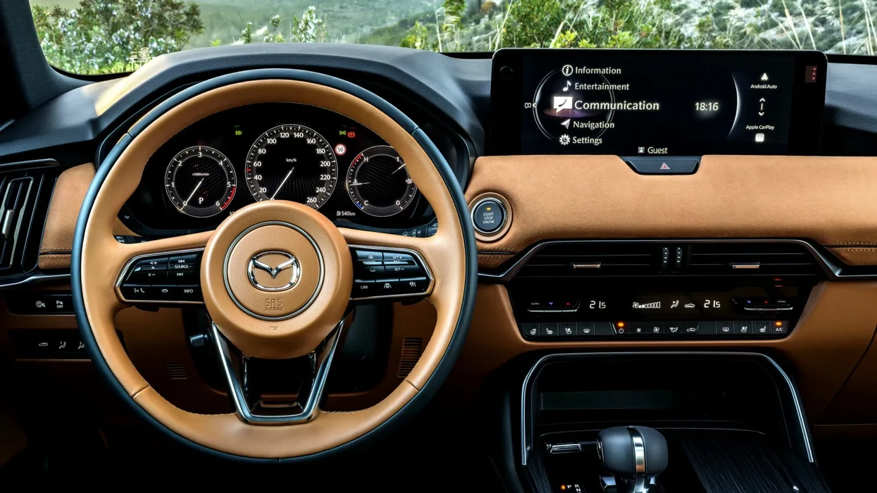 Një Mazda me 50 butona humbi një test shpërqendrimi të ekranit ndaj një Tesla me katër butona