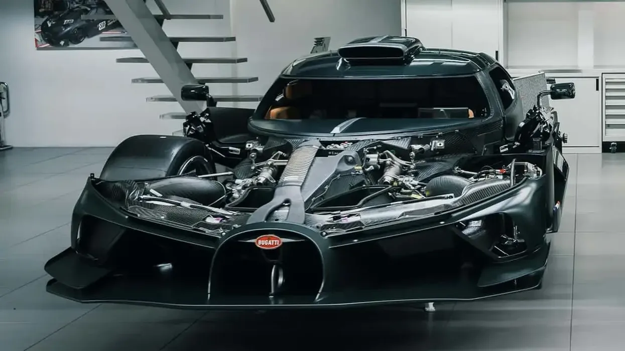 Makina e fundit për pista me motor W16 e Bugatti-t tani është e ligjshme për rrugë Makina e fundit për pista me motor W16 e Bugatti-t tani është e ligjshme për rrugë