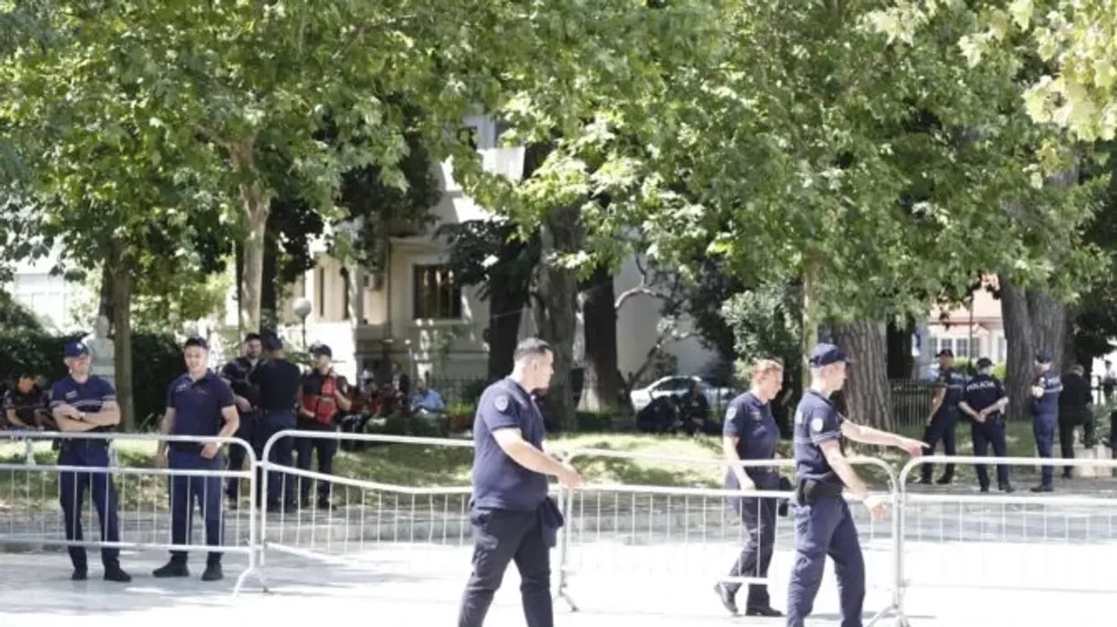 Kuvendi rrethohet me gardh metalik, deputetët e PS futen nga hyrja anësore Kuvendi rrethohet me gardh metalik, deputetët e PS futen nga hyrja anësore