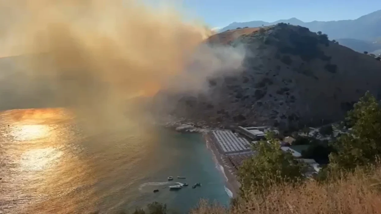 Zjarr në kodrat e Llamanës në Himarë: Zjarrfikësit në terren, tymi mbulon zonën