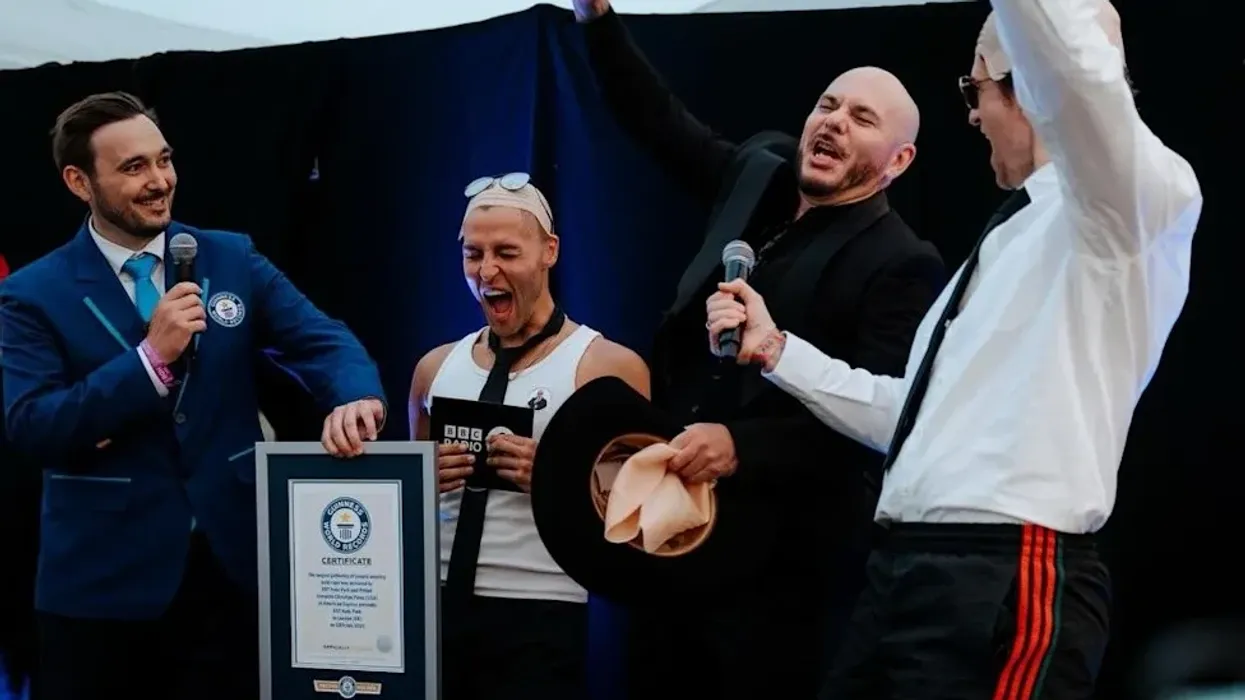 Tifozët e Pitbull veshin kapele tullace për të thyer rekordin botëror Guinness në Londër Tifozët e Pitbull veshin kapele tullace për të thyer rekordin botëror Guinness në Londër
