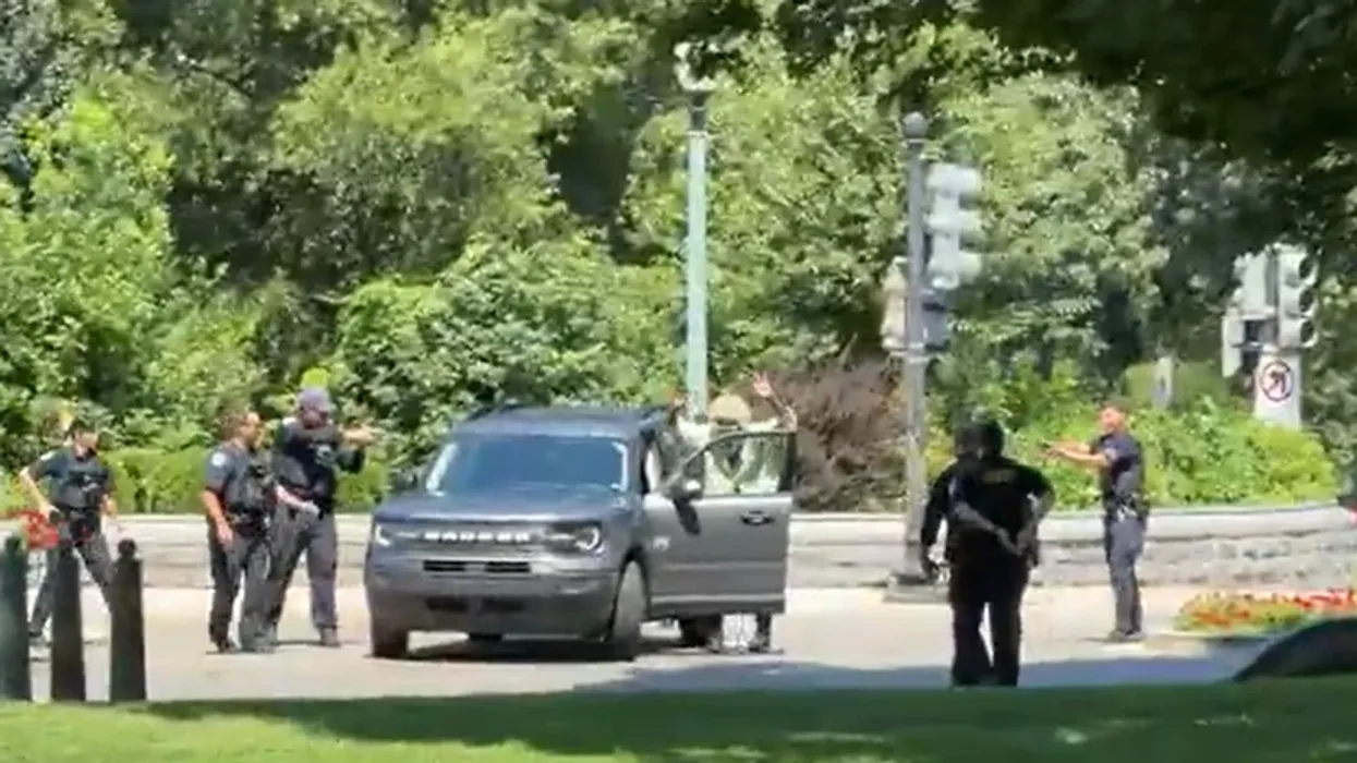 Incidenti në Kapitol, arrestohet një burrë me armë në makinë Incidenti në Kapitol, arrestohet një burrë me armë në makinë