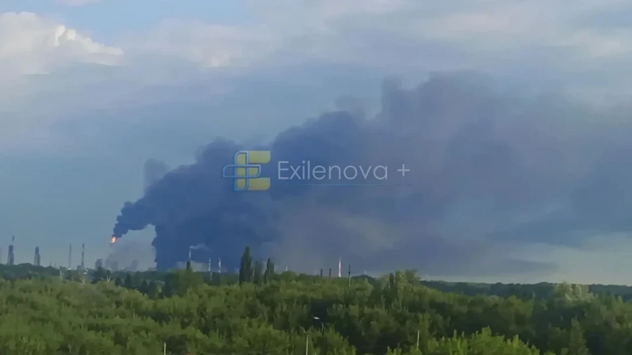 Ukrainasit sulmojnë rafinerinë ruse Gazprom, 1,400 kilometra larg kufirit