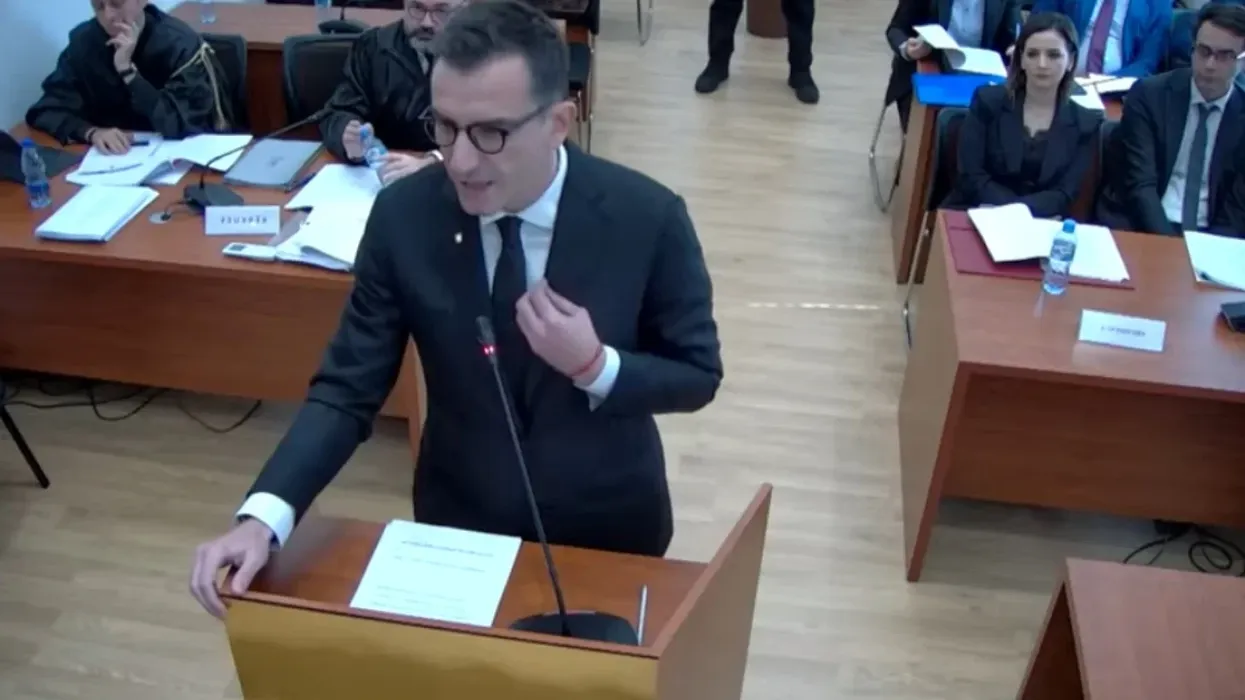 SPAK “dorëzohet” pas 500 ditësh, lejon avokatët ndërkombëtarë të takojnë Veliajn SPAK “dorëzohet” pas 500 ditësh, lejon avokatët ndërkombëtarë të takojnë Veliajn