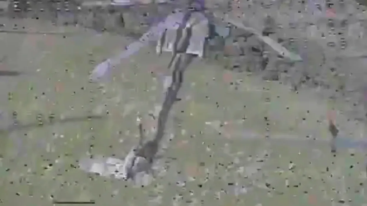 Ukrainasit publikojnë pamjet e rrëzimit të helikopterit rus Mi-28 me dron Ukrainasit publikojnë pamjet e rrëzimit të helikopterit rus Mi-28 me dron