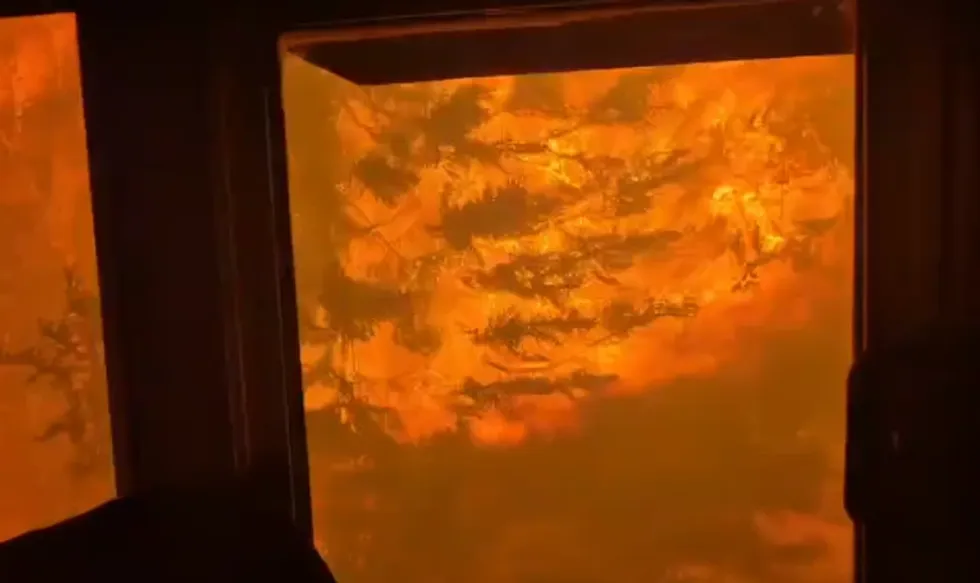 Zjarri i madh në Kanada rrethon trenin, drejtuesi filmon kalimin mes flakëve