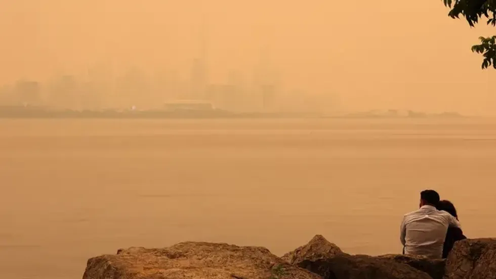 Kanadaja po digjet, qielli në Toronto është bërë i verdhë
