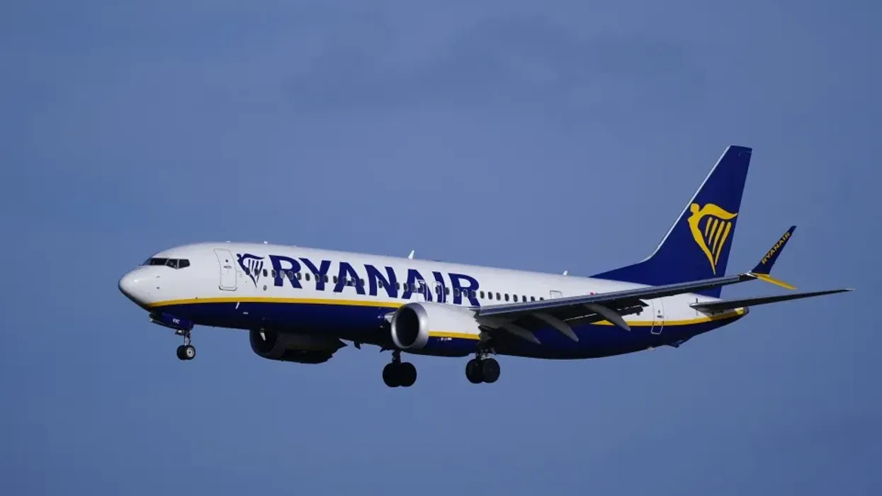 Nga Londra në Tiranë për 12 orë, dy devijime dhe tensione në fluturimin e Ryanair Nga Londra në Tiranë për 12 orë, dy devijime dhe tensione në fluturimin e Ryanair