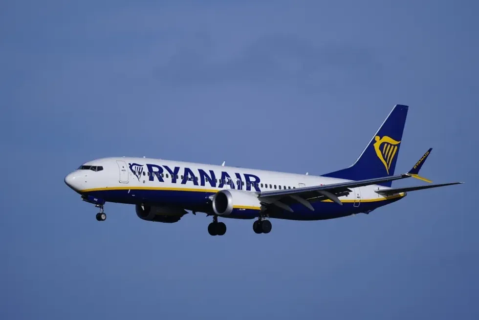 Nga Londra në Tiranë për 12 orë, dy devijime dhe tensione në fluturimin e Ryanair