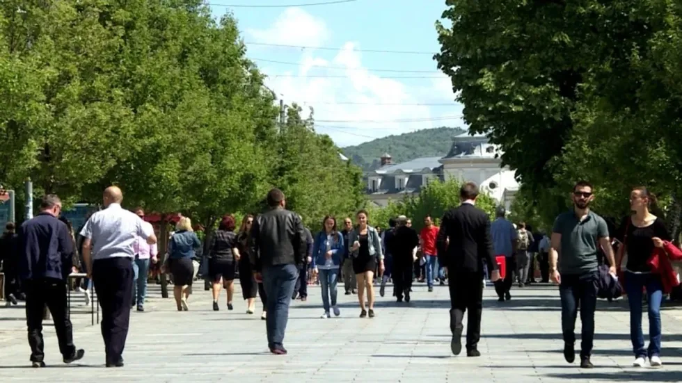 Pse djemtë po i braktisin universitetet në Kosovë? Alarmi për tregun e punës