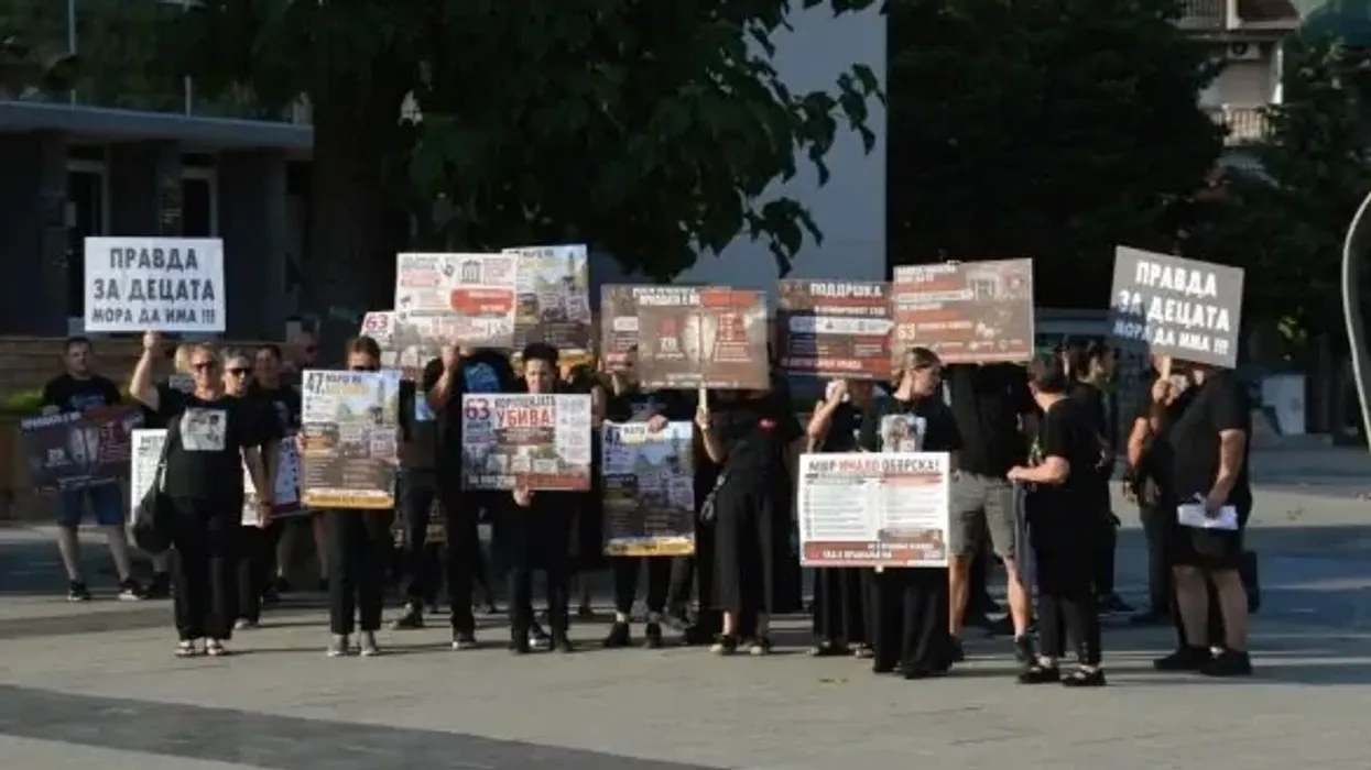 Sërish u protestua për viktimat e Koçanit, prindërit kërkuan përgjegjësi për lëshimet që çuan në tragjedi Sërish u protestua për viktimat e Koçanit, prindërit kërkuan përgjegjësi për lëshimet që çuan në tragjedi