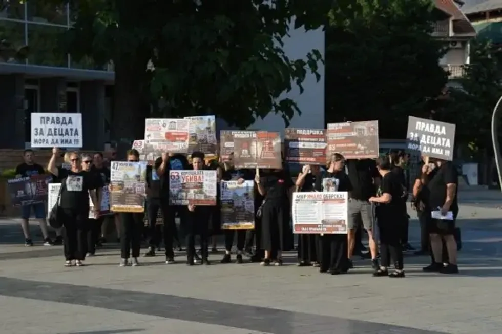 Sërish u protestua për viktimat e Koçanit, prindërit kërkuan përgjegjësi për lëshimet që çuan në tragjedi