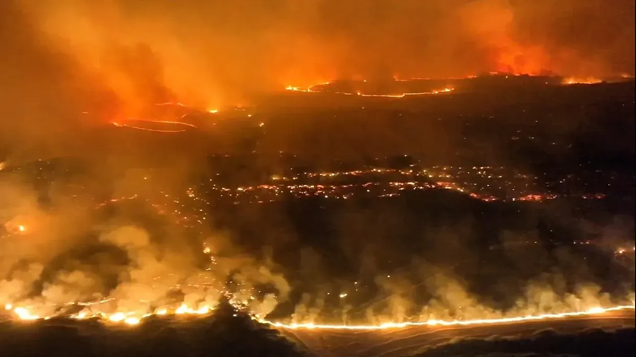 Dy zjarre të mëdha shpërthejnë në Spanjë, ndërsa zona e djegur i afrohet 50,000 hektarëve Dy zjarre të mëdha shpërthejnë në Spanjë, ndërsa zona e djegur i afrohet 50,000 hektarëve
