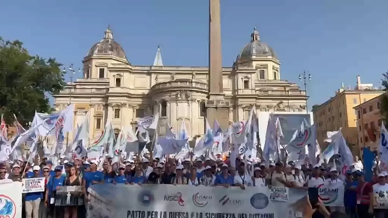 Mijëra ushtarë dhe policë italianë marshojnë në Romë për pagat dhe pensionet Mijëra ushtarë dhe policë italianë marshojnë në Romë për pagat dhe pensionet