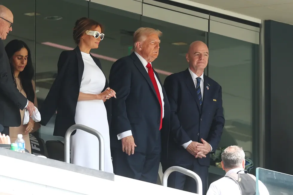 Melanian në njërën anë, Infantinon në tjetrën – Trump ndjek finalen e Botërorit nga tribuna VIP