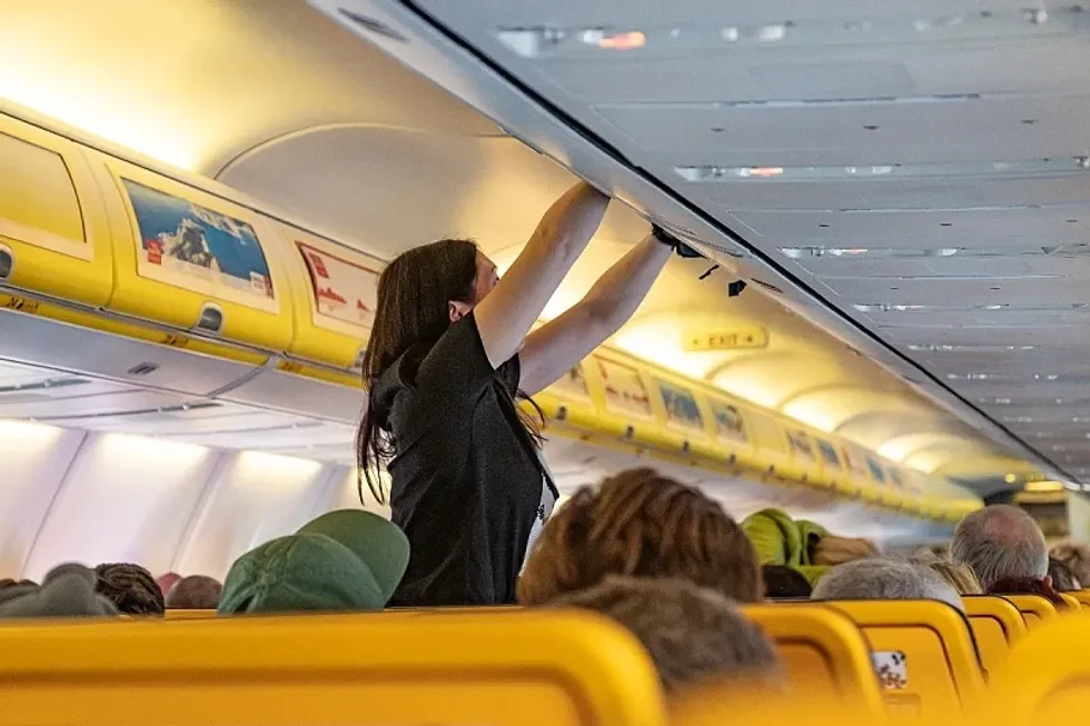 Rrobat që nuk duhet t’i vishni kurrë kur udhëtoni me aeroplan