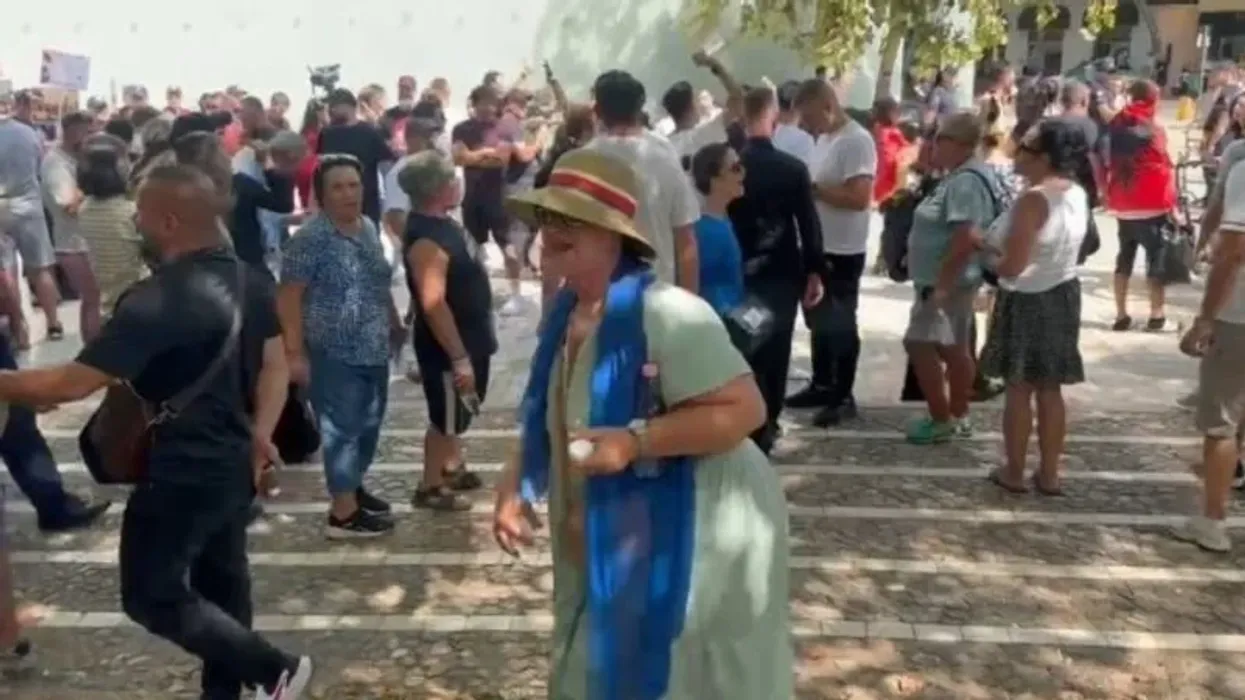 Protestuesit mblidhen te Kuvendi, vezë me emrat e deputetëve dhe bllokim rrugësh - policia ‘gardh’ para institucionit Protestuesit mblidhen te Kuvendi, vezë me emrat e deputetëve dhe bllokim rrugësh - policia ‘gardh’ para institucionit