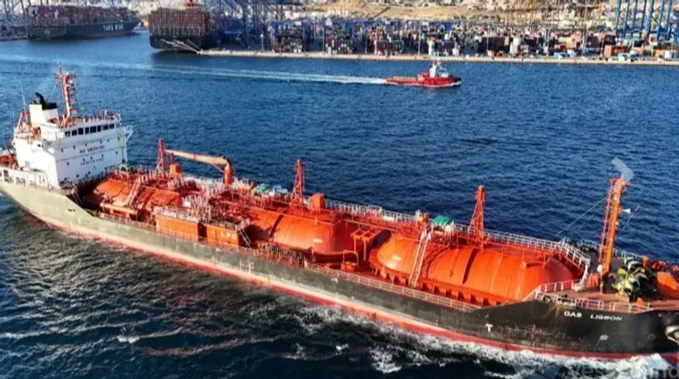 Presidenti rumun thotë se një tanker propani është sulmuar pranë bregdetit