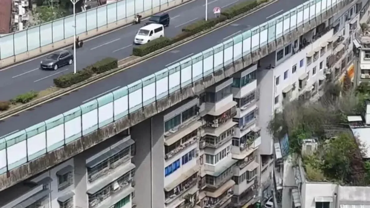 Autostrada kalon mbi shtëpi - lagjja e pazakontë, banorët jetojnë nën urë Autostrada kalon mbi shtëpi - lagjja e pazakontë, banorët jetojnë nën urë