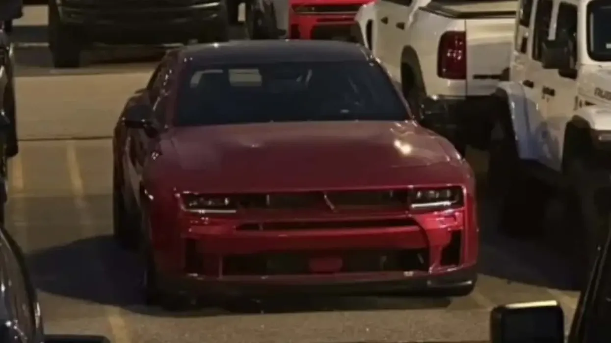 A është ky Dodge Charger SRT i ri? A është ky Dodge Charger SRT i ri?