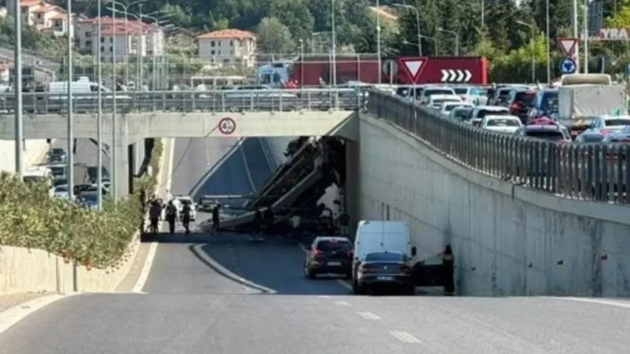 Betonierja thyen barrierat dhe bie poshtë te Unaza e Madhe në Tiranë, dyshohet për viktima Betonierja thyen barrierat dhe bie poshtë te Unaza e Madhe në Tiranë, dyshohet për viktima