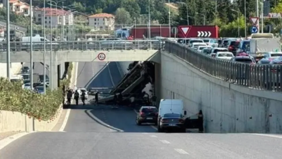 Betonierja thyen barrierat dhe bie poshtë te Unaza e Madhe në Tiranë, dyshohet për viktima