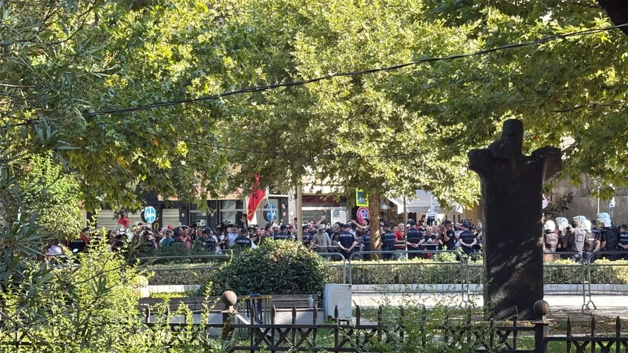 “Nuk na përfaqësoni”, protestuesit mbërrijnë te Kuvendi i - policia në Shqipëri ‘blindon’ zonën