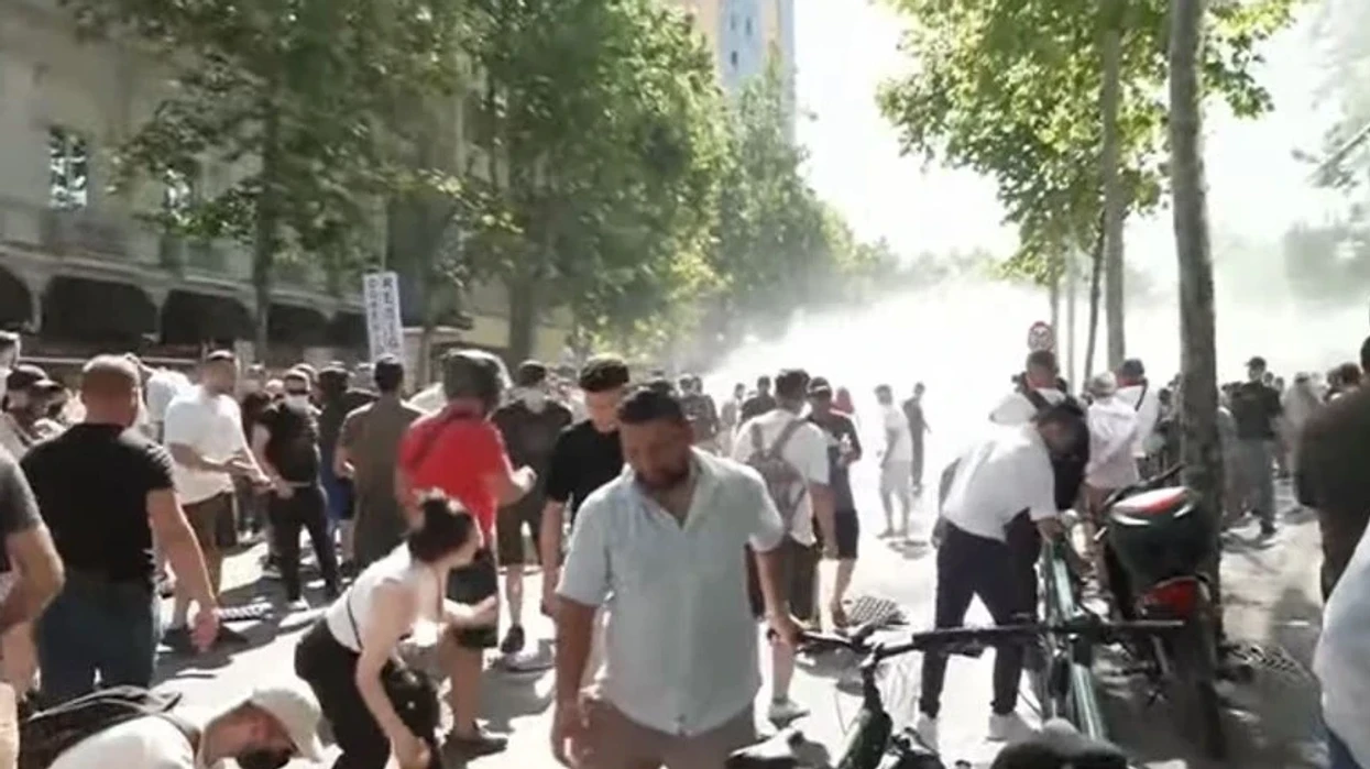 Policia vijon shoqërimet e 4 protestuesve të tjerë, tensionohet situata jashtë Kuvendit